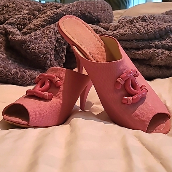 Lovingly used pink vintage Chanel slides size 41 - Picture 1 of 3